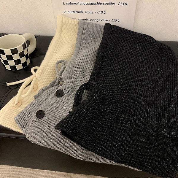Vinterlue med hette og skjerf strikket beanie-grå