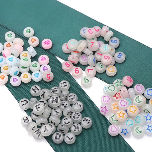 600 stk. farvede akrylperler, lysende stjerne- og måneformede DIY-tilbehør til armbånd, halskæder, øreringe