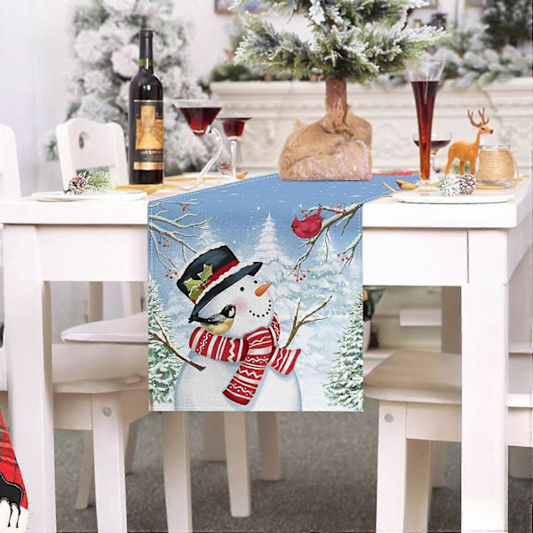 Julebordløper med snømann, snødekte furutrær, fugl, blå vinterbordløper (33 x 183 cm).