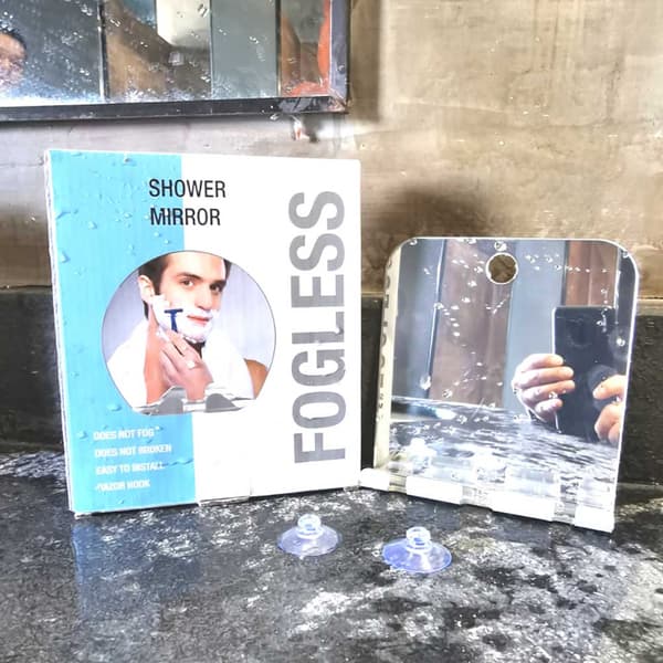Dusjfri barberingsspeil med skrape for barbering i dusj og badekar