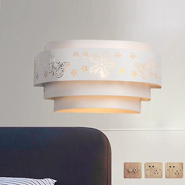 Barnevegglampe med vakre blomster og sommerfugler
