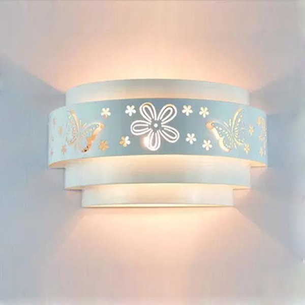 Barnevegglampe med vakre blomster og sommerfugler