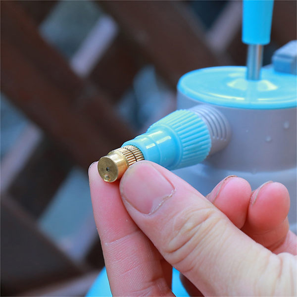 2L sprayflaska plastbevattningskruka Hög lufttrycksförtjockad vattenspruta för GardenBlue