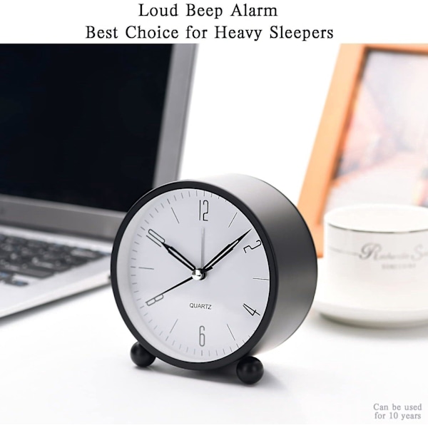 Analog Väckarklocka, 4 Tum Stor Urtavla Kvarts Analog Nattlampa med Högt Alarm, Tyst, Batteridriven