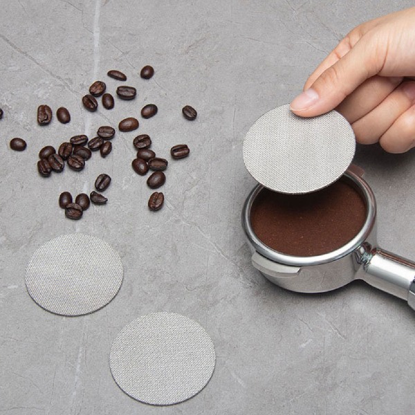 Pakkauksessa 2 kahvilevysuodatinta 1 mm ruostumattomasta teräksestä valmistettu kahvinkeitin Toissijaisen veden jakelusuodattimen halkaisija 58 mm