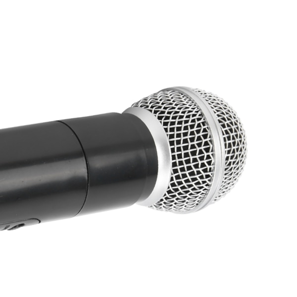 Muovinen rekvisiittamikrofoni karaoke-tanssiesityksiä varten. Harjoittelumikrofoni-rekvisiitta karaokea varten