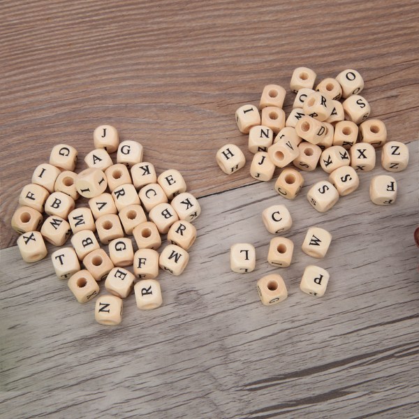 100 st DIY Engelska fyrkantiga träalfabetbokstäver Pärlor Smycketillbehör 10x10mm