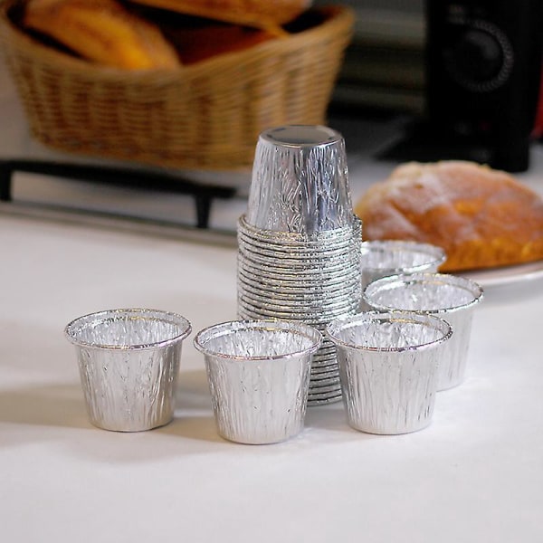 100-osainen set alumiinisia kertakäyttöisiä leivinmukkeja kuppikakkuille, munavaniljakastikkeille, muffineille ja tartleteille