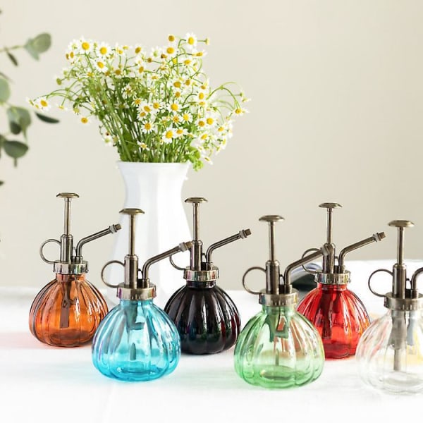 Vannflaske av glass i vintagestil med bronseplastpumpe