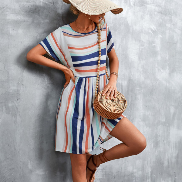 Kortærmet løs kjole til kvinder med stribet tryk - orange og hvid, afslappet stil (størrelse L)