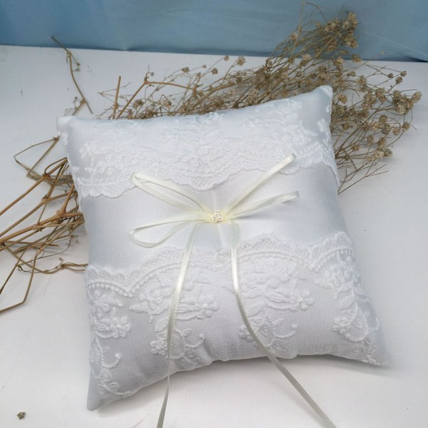Elfenbensfarget bryllupsringpute med blonder og pute, 20 cm