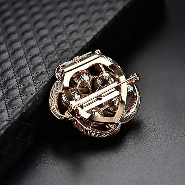 Mode blomsterformet legeringsbroche med zirkon- og imiteret perledekoration