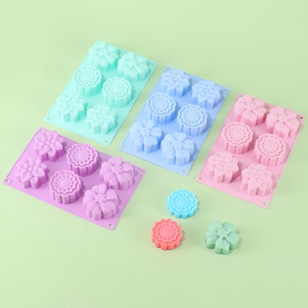 Sæt med 4 silikone kageforme - 6 blomster pr. form - Til fremstilling af isterninger, chokolade og kagepynt - Farver: lilla, grøn og pink