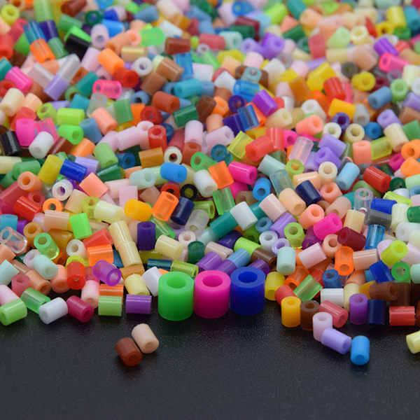 4800 stk 5 mm plastrørperler leketøyperler 24 farger rørperler DIY smelte sikring små mellomromsperler påfyll for barnas håndverk