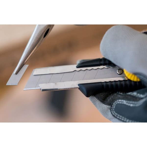 Stanley – 10418 18 mm hobbykniv – Segmenteret klinge til præcise snit – Låsemekanisme med låsehjul – Ergonomisk DynaGrip-håndtag