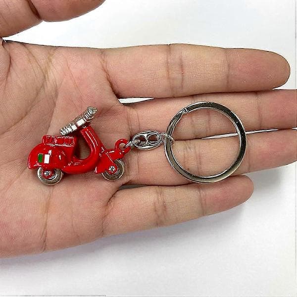 Kunstnerisk rød scooter nøglering med holdbar metalkonstruktion og indviklet design til gavegivning