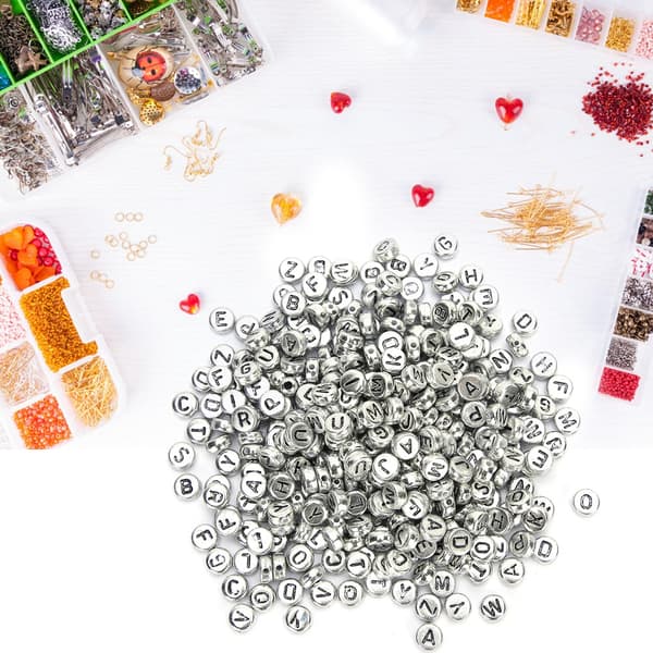 500 stk. akrylperler runde DIY-materiale håndlavede perle-tilbehør engelsk alfabet til tøj sølv