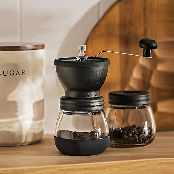 Justerbar manuell kaffekvern med keramiske kverner, håndtak i rustfritt stål og to glasskrukker