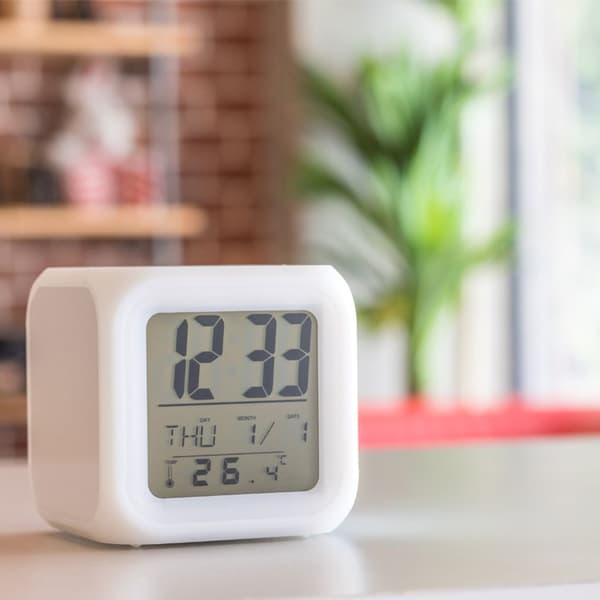 7-färgs LED Digital Alarm – Snooze, Datum, Temperatur, Reseväckarklocka