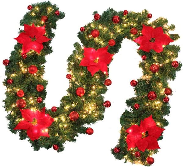 Julekrans med kugler og farvede lys