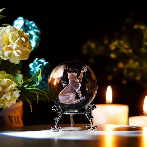 Hvid krystalstatue med kat og sommerfugl - Dekoration til hjemmet