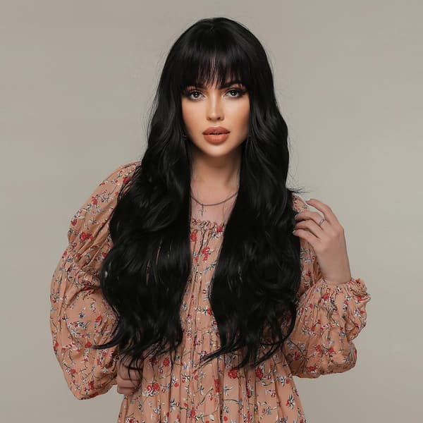 Kvinners lange bølgete, svarte hår