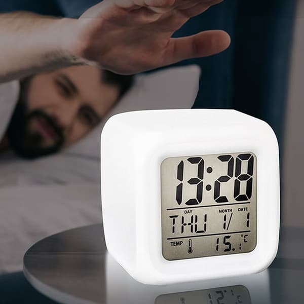 7-färgs LED Digital Alarm – Snooze, Datum, Temperatur, Reseväckarklocka