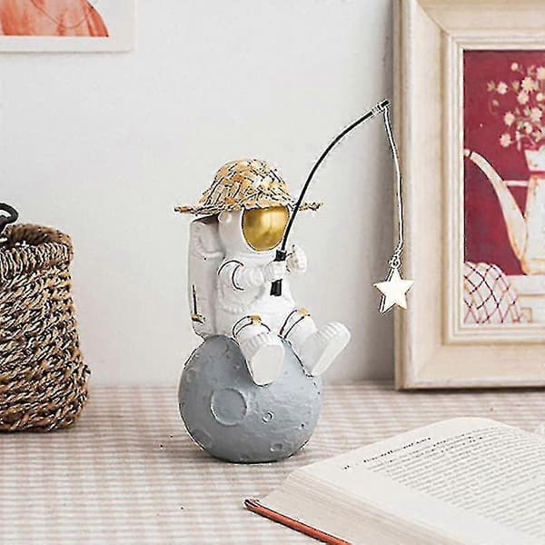 Astronauttipatsas astronautti olkihatulla miniatyyri koti C
