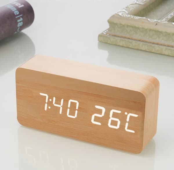 Digital Väckarklocka Trälook 3D LED Digital Klocka Datum Temperatur USB Väckarklocka Sovrum Kontor Dimbar