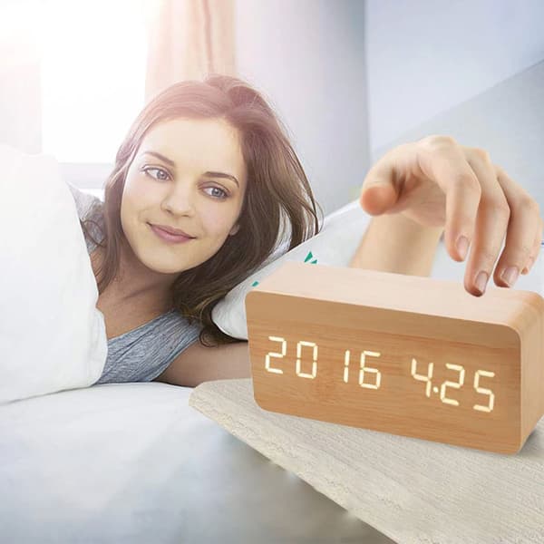 Digital Väckarklocka Trälook 3D LED Digital Klocka Datum Temperatur USB Väckarklocka Sovrum Kontor Dimbar