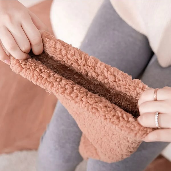 1 par plysj tøffelsokker, lange benvarmere for kvinner menn, over kneet høye fuzzy sokker vinter hjem sokker (rosa)