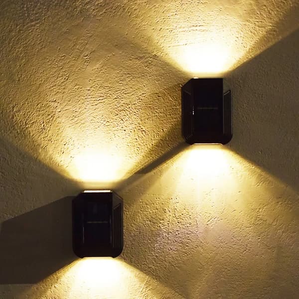 2 stk hagevegglamper, varmt hvitt