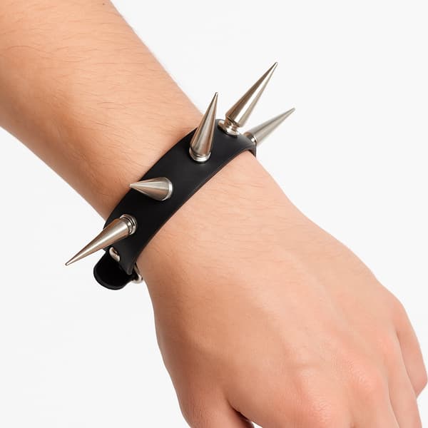 Svart läderarmband med extra långa nitar - Justerbart