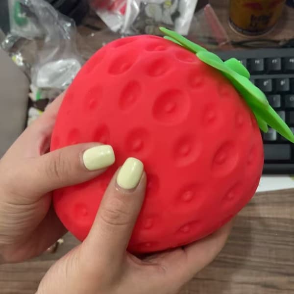 Slow Rebound Strawberry Simulation Fruit Model Ornament, Stress Relief Toy