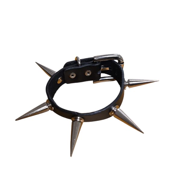 Svart läderarmband med extra långa nitar - Justerbart