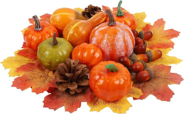 Set med konstgjorda pumpor och höstlöv för bordsdekoration till hösten och Thanksgiving