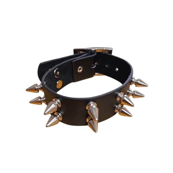 Svart läderarmband med dubbla rader av konformade nitar