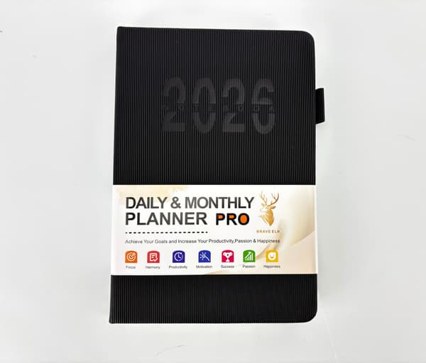 Daglig kalender 2026 - A5 linjert notatbok med stropp (180 ark) 394