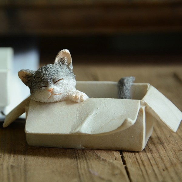 Miniatyr kattfigur for Fairy Garden - Stray Cat in Box