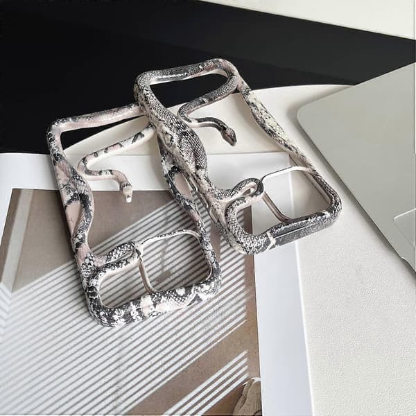 For iPhone 16 Pro Max Bumper Case Hollow Snake Decor TPU Phone Back Cover - Hvit