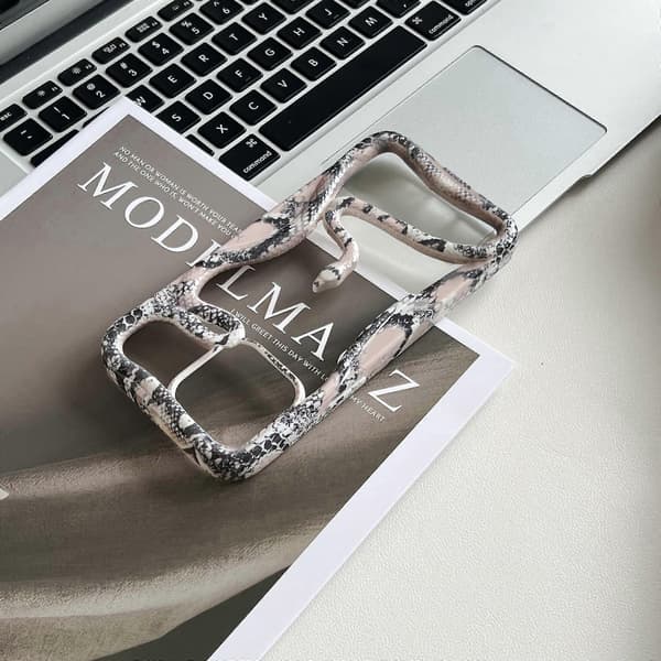 Til iPhone 16 Pro Bumper Case Hul Slangedekor TPU Telefon Bakdeksel - Hvit
