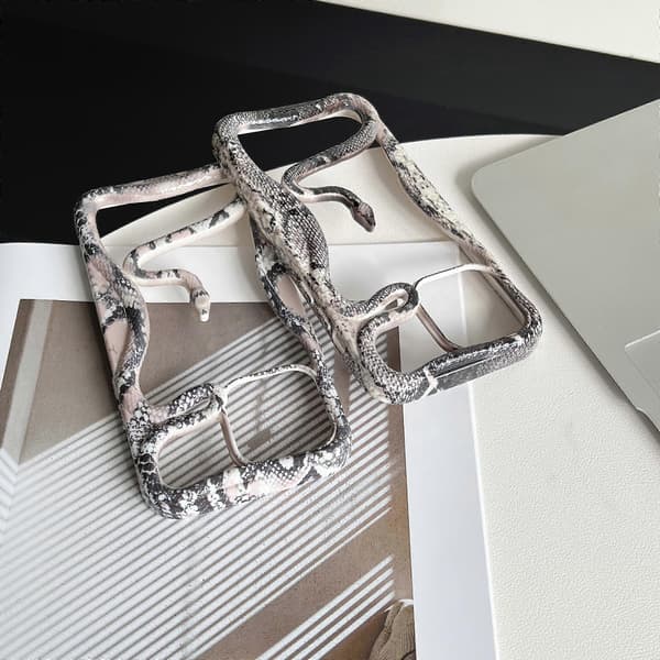 Til iPhone 16 Pro Bumper Case Hul Slangedekor TPU Telefon Bakdeksel - Hvit