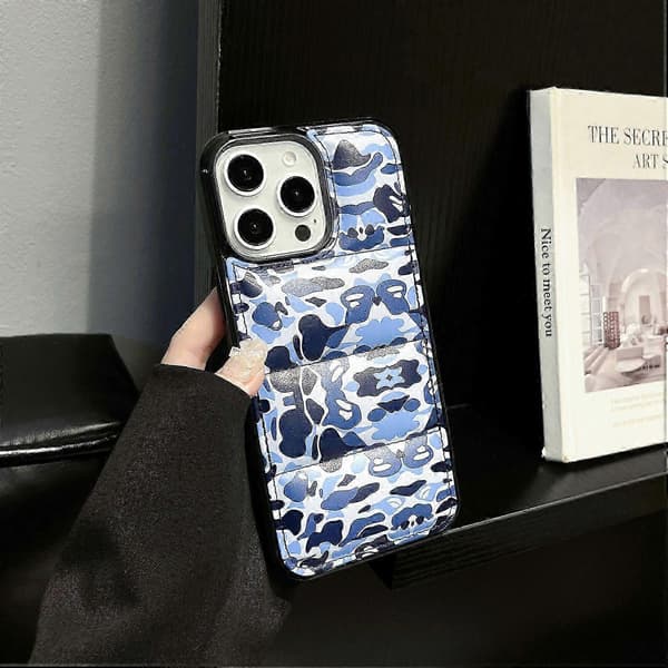 Til iPhone 16 Pro Max Cover Camo Puffer Jacket Læder TPU Bagside Cover Faldsikring - Brun