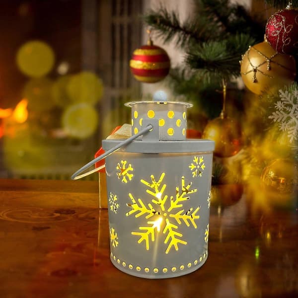 Julelykter, stearinlys, små LED-lykter, julepynt og dekorasjoner