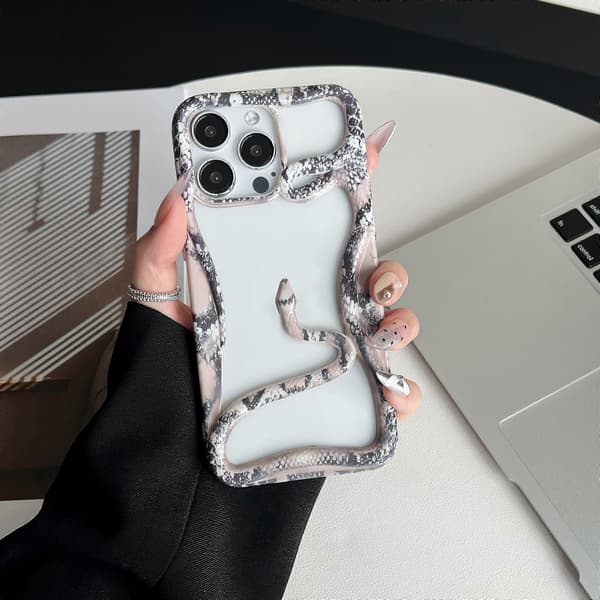 Til iPhone 16 Pro Bumper Case Hul Slangedekor TPU Telefon Bakdeksel - Hvit