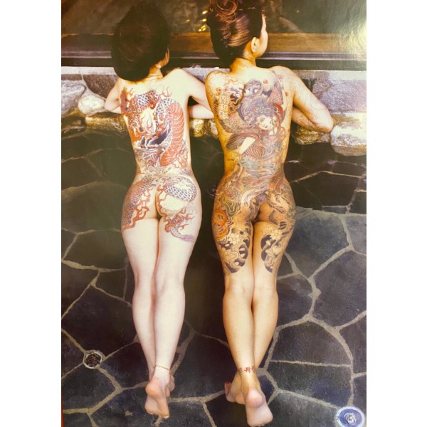 Tatuerade kvinnor i badhus Multicolor