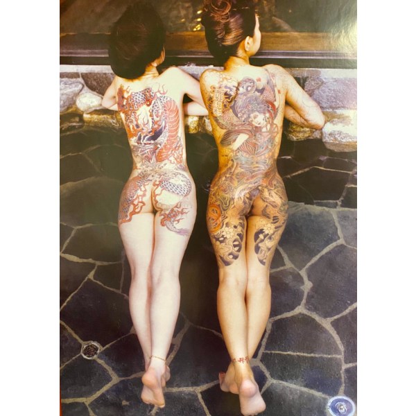 Tatuerade kvinnor i badhus multifärg