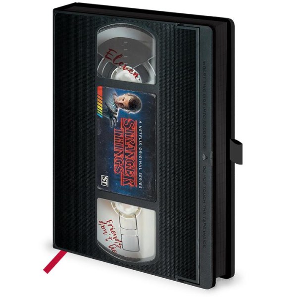 Anteckningsbok - Stranger Things 1 - ser ut som en VHS multifärg