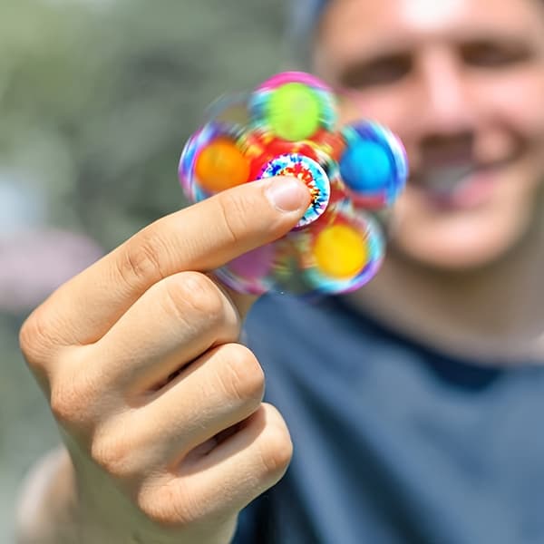 Färgglada Fidget Spinner Leksaker 2/4/6 st Sensorisk Stresslindrande Snurrande för Barn Klassrumspresent 2pcs
