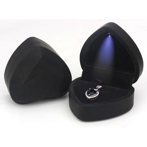 Denna LED-upplysta smyckesask är gjord av elegant sammet.